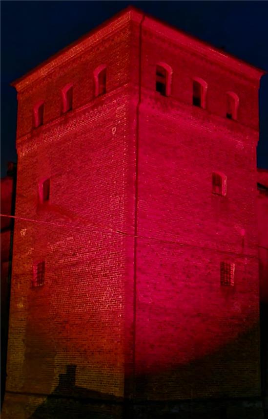 Torre castello illuminata di rosso