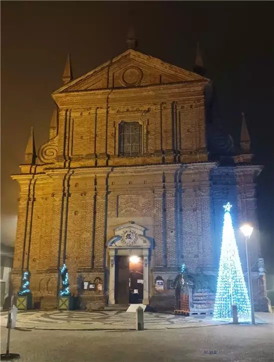 Albero di Natale e presepe sul sagrato della Parrocchia