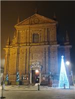 Albero di Natale e presepe sul sagrato della Parrocchia
